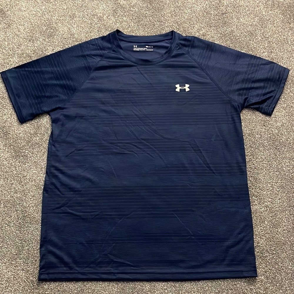 Under armor mens size: medium navy t shirt